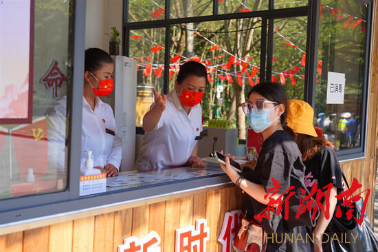 国庆假期第三天:武陵源核心景区迎旅游高峰 疫情防控获游客好评